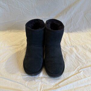 Navy blue, Minnetonka fleece lined boots in size 8